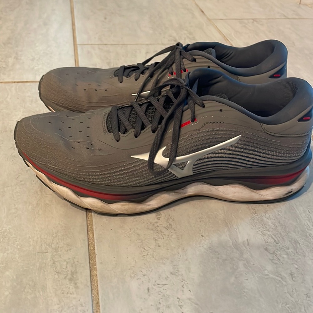 Mizuno Wave Sky 5. Size 12.